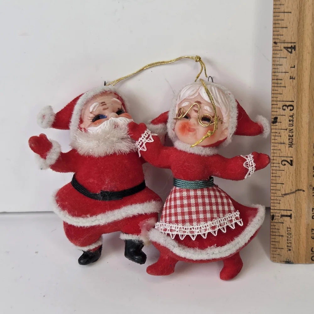 Vintage‎ Flocked Santa And Mrs Claus Dancing Ornaments Checkered Apron Glasses
